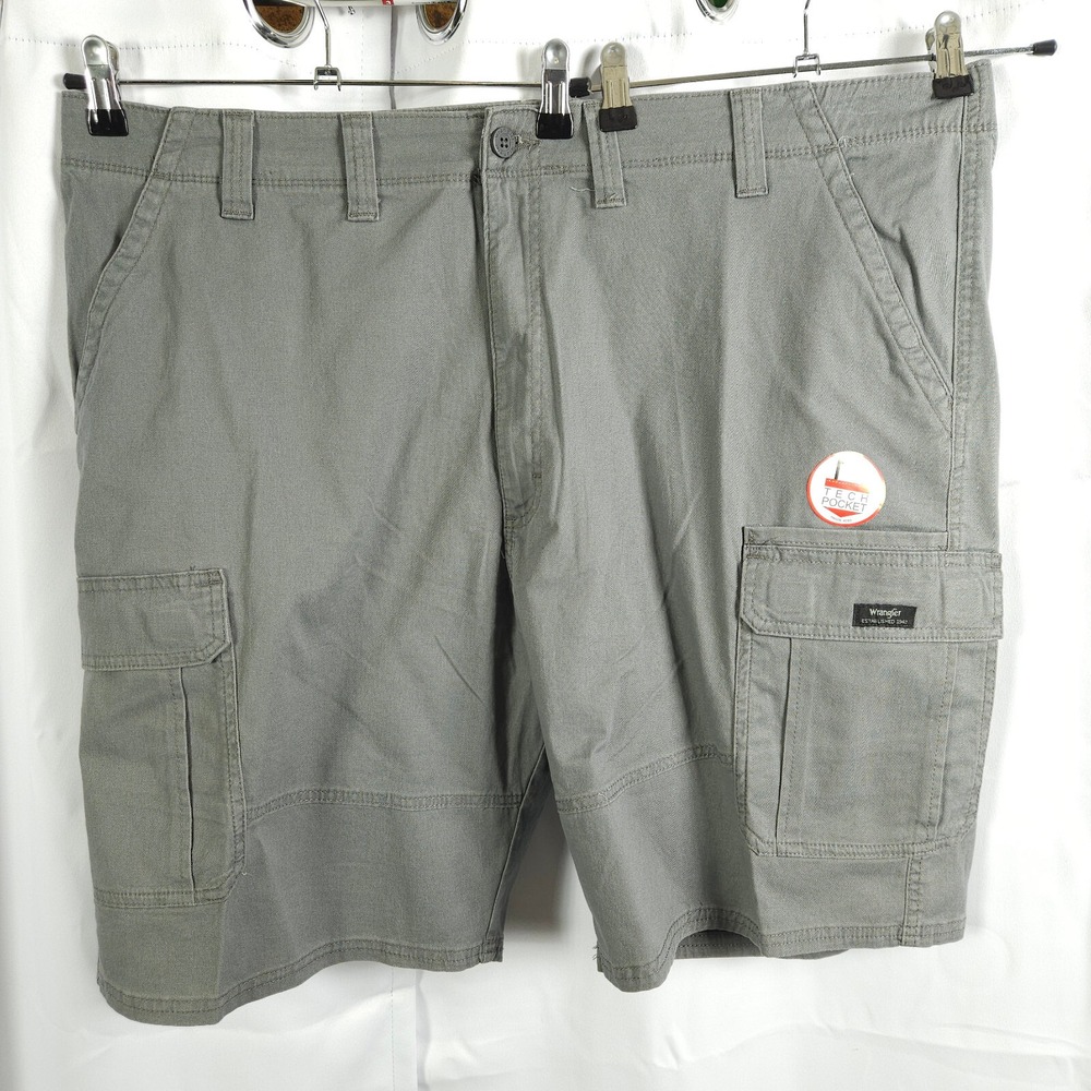 NWT Wrangler Cargo Shorts‎ Relaxed Fit Knee Length Tech Pockets Mens 44